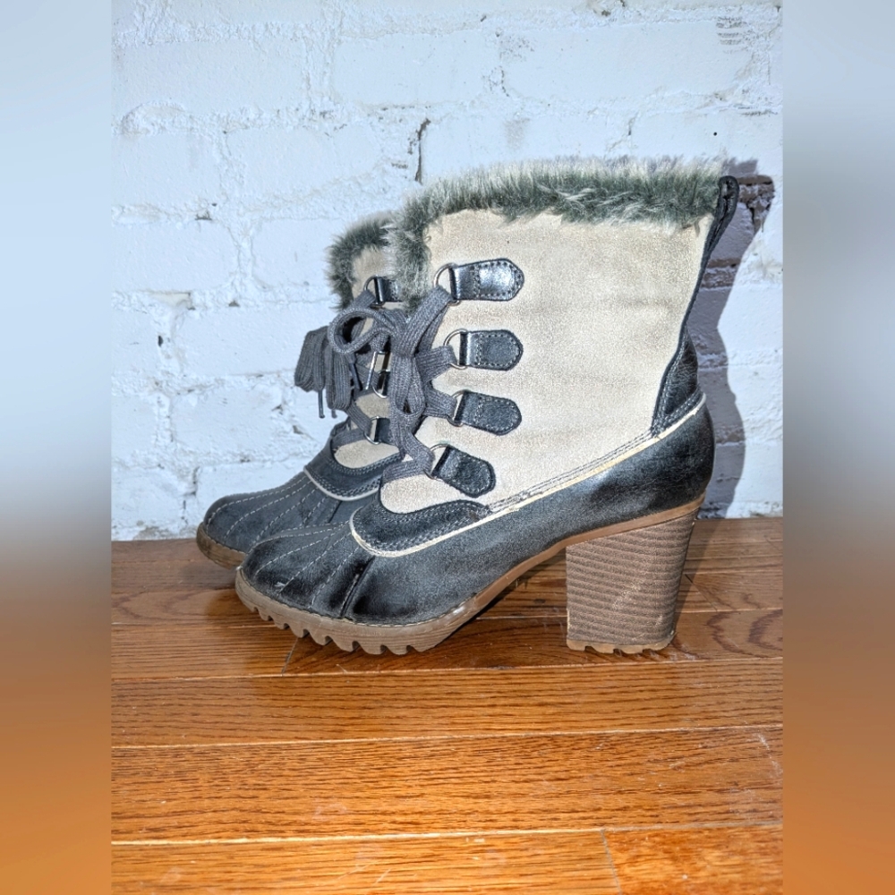 SKETCHERS Gray and Cream Heeled Boots